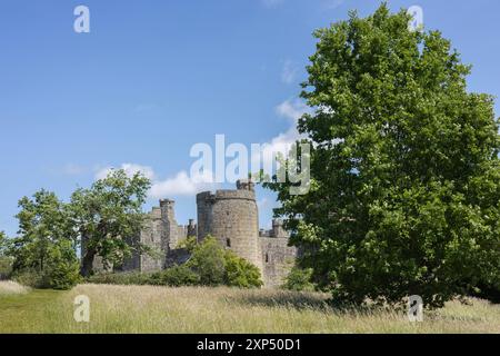 Murailles médiévales impressionnantes du château de Bodiam dans le Sussex de l'est, en Angleterre, reflétées dans ses douves environnantes sur un ciel bleu ensoleillé, jour d'été. Banque D'Images