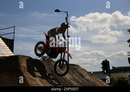 3 août 2024, Newcastle, Royaume-Uni. Moto Motocross Red Bull Tyne Ride est l'une des compétitions de moto les plus créatives et les plus exigeantes jamais organisées. Les meilleurs pilotes de moto du monde, dont Billy Bolt, héros local et quadruple champion du monde FIM de SuperEnduro, s'affrontent sur Newcastle Quayside. L'événement rassemble 14 coureurs professionnels et 8 wildcards dont les athlètes Dougie Lampkin et Jonny Walker, crédit : DEW/Alamy Live News Banque D'Images