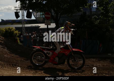 3 août 2024, Newcastle, Royaume-Uni. Moto Motocross Red Bull Tyne Ride est l'une des compétitions de moto les plus créatives et les plus exigeantes jamais organisées. Les meilleurs pilotes de moto du monde, dont Billy Bolt, héros local et quadruple champion du monde FIM de SuperEnduro, s'affrontent sur Newcastle Quayside. L'événement rassemble 14 coureurs professionnels et 8 wildcards dont les athlètes Dougie Lampkin et Jonny Walker, crédit : DEW/Alamy Live News Banque D'Images