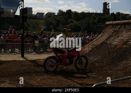 3 août 2024, Newcastle, Royaume-Uni. Moto Motocross Red Bull Tyne Ride est l'une des compétitions de moto les plus créatives et les plus exigeantes jamais organisées. Les meilleurs pilotes de moto du monde, dont Billy Bolt, héros local et quadruple champion du monde FIM de SuperEnduro, s'affrontent sur Newcastle Quayside. L'événement rassemble 14 coureurs professionnels et 8 wildcards dont les athlètes Dougie Lampkin et Jonny Walker, crédit : DEW/Alamy Live News Banque D'Images