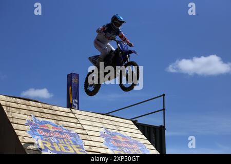 3 août 2024, Newcastle, Royaume-Uni. Moto Motocross Red Bull Tyne Ride est l'une des compétitions de moto les plus créatives et les plus exigeantes jamais organisées. Les meilleurs pilotes de moto du monde, dont Billy Bolt, héros local et quadruple champion du monde FIM de SuperEnduro, s'affrontent sur Newcastle Quayside. L'événement rassemble 14 coureurs professionnels et 8 wildcards dont les athlètes Dougie Lampkin et Jonny Walker, crédit : DEW/Alamy Live News Banque D'Images