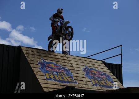 3 août 2024, Newcastle, Royaume-Uni. Moto Motocross Red Bull Tyne Ride est l'une des compétitions de moto les plus créatives et les plus exigeantes jamais organisées. Les meilleurs pilotes de moto du monde, dont Billy Bolt, héros local et quadruple champion du monde FIM de SuperEnduro, s'affrontent sur Newcastle Quayside. L'événement rassemble 14 coureurs professionnels et 8 wildcards dont les athlètes Dougie Lampkin et Jonny Walker, crédit : DEW/Alamy Live News Banque D'Images