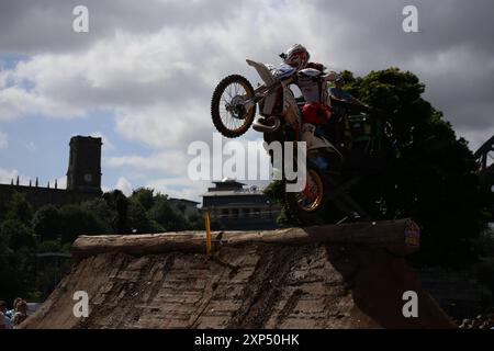 3 août 2024, Newcastle, Royaume-Uni. Moto Motocross Red Bull Tyne Ride est l'une des compétitions de moto les plus créatives et les plus exigeantes jamais organisées. Les meilleurs pilotes de moto du monde, dont Billy Bolt, héros local et quadruple champion du monde FIM de SuperEnduro, s'affrontent sur Newcastle Quayside. L'événement rassemble 14 coureurs professionnels et 8 wildcards dont les athlètes Dougie Lampkin et Jonny Walker, crédit : DEW/Alamy Live News Banque D'Images