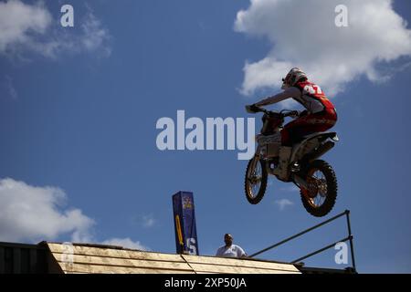 3 août 2024, Newcastle, Royaume-Uni. Moto Motocross Red Bull Tyne Ride est l'une des compétitions de moto les plus créatives et les plus exigeantes jamais organisées. Les meilleurs pilotes de moto du monde, dont Billy Bolt, héros local et quadruple champion du monde FIM de SuperEnduro, s'affrontent sur Newcastle Quayside. L'événement rassemble 14 coureurs professionnels et 8 wildcards dont les athlètes Dougie Lampkin et Jonny Walker, crédit : DEW/Alamy Live News Banque D'Images