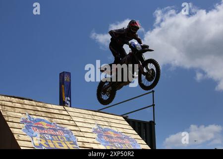 3 août 2024, Newcastle, Royaume-Uni. Moto Motocross Red Bull Tyne Ride est l'une des compétitions de moto les plus créatives et les plus exigeantes jamais organisées. Les meilleurs pilotes de moto du monde, dont Billy Bolt, héros local et quadruple champion du monde FIM de SuperEnduro, s'affrontent sur Newcastle Quayside. L'événement rassemble 14 coureurs professionnels et 8 wildcards dont les athlètes Dougie Lampkin et Jonny Walker, crédit : DEW/Alamy Live News Banque D'Images