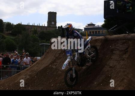 3 août 2024, Newcastle, Royaume-Uni. Moto Motocross Red Bull Tyne Ride est l'une des compétitions de moto les plus créatives et les plus exigeantes jamais organisées. Les meilleurs pilotes de moto du monde, dont Billy Bolt, héros local et quadruple champion du monde FIM de SuperEnduro, s'affrontent sur Newcastle Quayside. L'événement rassemble 14 coureurs professionnels et 8 wildcards dont les athlètes Dougie Lampkin et Jonny Walker, crédit : DEW/Alamy Live News Banque D'Images