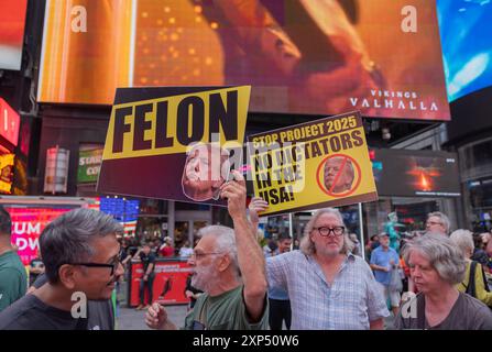 NEW YORK, N.Y. – 27 juillet 2024 : rassemblement de manifestants contre le projet 2025 à Times Square à Manhattan. Banque D'Images