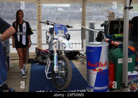 3 août 2024, Newcastle, Royaume-Uni. Moto Motocross Red Bull Tyne Ride est l'une des compétitions de moto les plus créatives et les plus exigeantes jamais organisées. Les meilleurs pilotes de moto du monde, dont Billy Bolt, héros local et quadruple champion du monde FIM de SuperEnduro, s'affrontent sur Newcastle Quayside. L'événement rassemble 14 coureurs professionnels et 8 wildcards dont les athlètes Dougie Lampkin et Jonny Walker, crédit : DEW/Alamy Live News Banque D'Images