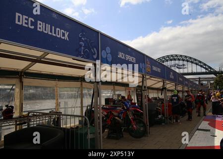 3 août 2024, Newcastle, Royaume-Uni. Moto Motocross Red Bull Tyne Ride est l'une des compétitions de moto les plus créatives et les plus exigeantes jamais organisées. Les meilleurs pilotes de moto du monde, dont Billy Bolt, héros local et quadruple champion du monde FIM de SuperEnduro, s'affrontent sur Newcastle Quayside. L'événement rassemble 14 coureurs professionnels et 8 wildcards dont les athlètes Dougie Lampkin et Jonny Walker, crédit : DEW/Alamy Live News Banque D'Images