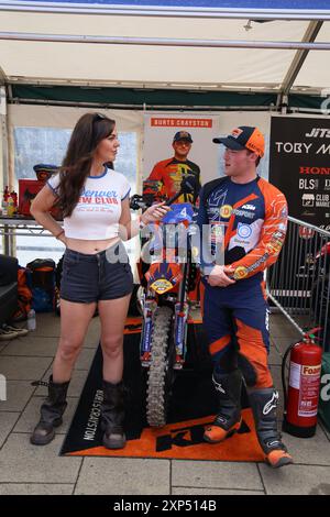 3 août 2024, Newcastle, Royaume-Uni. Moto Motocross Red Bull Tyne Ride est l'une des compétitions de moto les plus créatives et les plus exigeantes jamais organisées. Les meilleurs pilotes de moto du monde, dont Billy Bolt, héros local et quadruple champion du monde FIM de SuperEnduro, s'affrontent sur Newcastle Quayside. L'événement rassemble 14 coureurs professionnels et 8 wildcards dont les athlètes Dougie Lampkin et Jonny Walker, crédit : DEW/Alamy Live News Banque D'Images