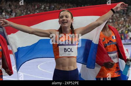 Paris, France. 03 août 2024. Femke bol de Team Netherlands célèbre après avoir remporté la médaille d’or dans la finale du relais mixte 4x400 m lors de la compétition d’athlétisme aux Jeux Olympiques de Paris 2024 à Paris, France, le samedi 3 août 2024. Photo de Pat Benic/UPI. Crédit : UPI/Alamy Live News Banque D'Images