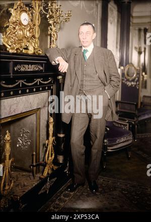 La photographie montre Sergei Vasilievitch Rachmaninov debout devant une cheminée. Entre 1915-20. Bain News Service, éditeur Banque D'Images