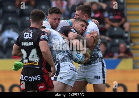 Hull, Royaume-Uni. 03 août 2024. Le MKM Stadium, West Park, Hull, Humberside, East Yorkshire, 3 août 2024. Betfred Super League Hull FC vs St Helens Tommy Makinson de St Helens RLFC attaqué par 3 Hull FC Defenders crédit : Touchlinepics/Alamy Live News Banque D'Images