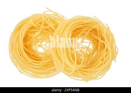 Tagliatelles italiennes de pâtes nid isolé sur fond blanc avec pleine profondeur de champ. Vue de dessus. Pose à plat Banque D'Images