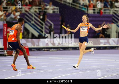 PARIS, FRANCE. 3 août 2024. Femke bol de Team Netherlands franchit la ligne en premier et court pour célébrer avec ses coéquipiers après avoir remporté la finale mixte du relais 4 x 400m le huitième jour des Jeux Olympiques de Paris 2024 au stade de France, Paris, France. Crédit : Craig Mercer/Alamy Live News Banque D'Images