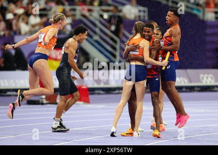 PARIS, FRANCE. 3 août 2024. Eugene Omalla, Femke bol, Lieke Klaver et Isaya Klein Ikkink de Team Netherlands célèbrent la victoire de la finale mixte du relais 4 x 400m le huitième jour des Jeux Olympiques de Paris 2024 au stade de France, Paris, France. Crédit : Craig Mercer/Alamy Live News Banque D'Images