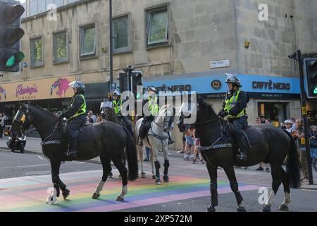 Bristol, Royaume-Uni. 3 août 2024. Une grande opération de police est en cours à Bristol alors que Stop the Boats and Refugees are Welcome manifestants se réunissent dans le centre-ville de Bristol. Crédit : JMF News/Alamy Live News Banque D'Images