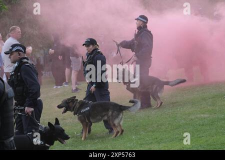 Bristol, Royaume-Uni. 3 août 2024. Une grande opération de police est en cours à Bristol alors que Stop the Boats and Refugees are Welcome manifestants se réunissent dans le centre-ville de Bristol. Crédit : JMF News/Alamy Live News Banque D'Images