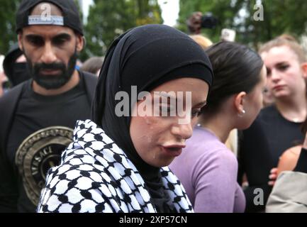 Manchester, Angleterre, Royaume-Uni. 3 août 2024. Une jeune musulmane qui a refusé de s'éloigner des manifestants nationalistes est crachée pendant la manifestation dans le centre de Manchester. Après le meurtre de trois enfants à Stockport, plus d'une douzaine de villes assistent à des manifestations et à des contre-démonstrations anti-racistes à travers le Royaume-Uni. Il y a eu désordre lors de plusieurs rassemblements. Un homme de 17 ans a été arrêté et accusé de leur meurtre (image crédit : © Martin Pope/ZUMA Press Wire) USAGE ÉDITORIAL SEULEMENT! Non destiné à UN USAGE commercial ! Banque D'Images