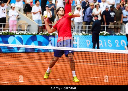 Paris, France, 3 août 2024. Taylor Fritz des États-Unis lance une balle signée dans la foule après avoir remporté le bronze lors des Jeux Olympiques de Paris 2024 Tennis MenÕs double la médaille de bronze éliminatoire entre Fritz/Paul des États-Unis et Machac/Pavlasek de la République tchèque au stade Roland-Garros le 3 août 2024 à Paris, France. Crédit : Pete Dovgan/Speed Media/Alamy Live News Banque D'Images