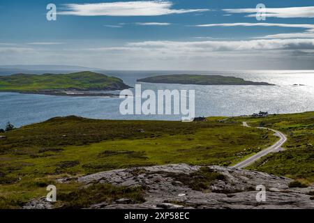 Côte Atlantique avec Summer Isles, Isle Ristol et Eilean Mullagrach près de Village Altandhu dans les Highlands d'Écosse, Royaume-Uni Banque D'Images