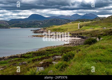 Paysage rural avec vue sur la baie de Gruinard et la plage sur la côte des Highlands en Écosse, Royaume-Uni Banque D'Images