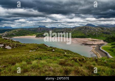 Paysage rural avec vue sur la baie de Gruinard et la plage sur la côte des Highlands en Écosse, Royaume-Uni Banque D'Images