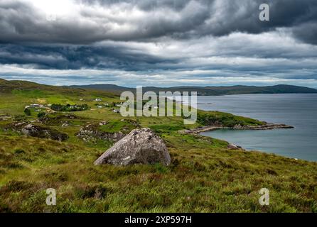 Paysage rural avec vue sur la baie de Gruinard et la plage sur la côte des Highlands en Écosse, Royaume-Uni Banque D'Images