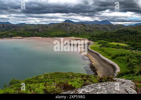 Paysage rural avec vue sur la baie de Gruinard et la plage sur la côte des Highlands en Écosse, Royaume-Uni Banque D'Images