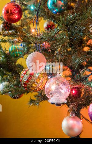 Sapin de Noël décoré avec des ornements colorés et des lumières scintillantes Banque D'Images