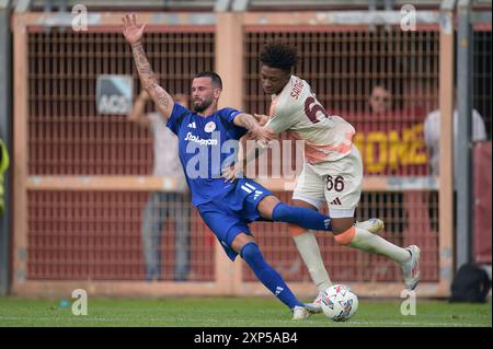 Le Roma Aboubacar Sangare Traore en action contre l'Olympiacos FC Kristoffer Velde lors du match amical AS Roma - Olympiacos FC au stade 'Manlio Scopigno' à Rieti, Italie, le 3 août 2024 Banque D'Images