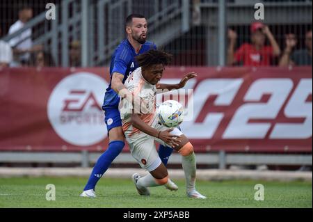 Le Roma Aboubacar Sangare Traore en action contre l'Olympiacos FC Kristoffer Velde lors du match amical AS Roma - Olympiacos FC au stade 'Manlio Scopigno' à Rieti, Italie, le 3 août 2024 Banque D'Images