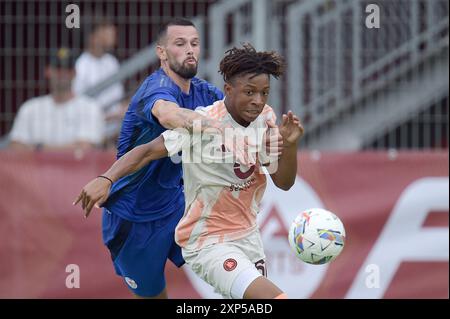 Le Roma Aboubacar Sangare Traore en action contre l'Olympiacos FC Kristoffer Velde lors du match amical AS Roma - Olympiacos FC au stade 'Manlio Scopigno' à Rieti, Italie, le 3 août 2024 Banque D'Images