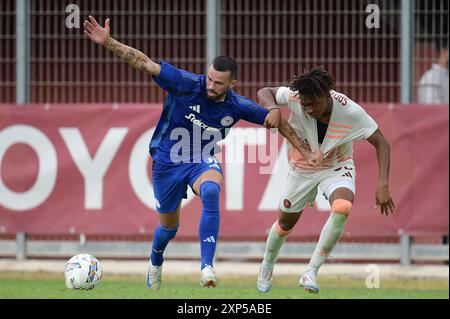 Le Roma Aboubacar Sangare Traore en action contre l'Olympiacos FC Kristoffer Velde lors du match amical AS Roma - Olympiacos FC au stade 'Manlio Scopigno' à Rieti, Italie, le 3 août 2024 Banque D'Images