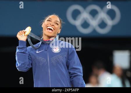 Paris, France. 3 août 2024. SIMONE BILES, des États-Unis, célèbre sa médaille d’or lors de la cérémonie de remise des médailles pour le caveau, le premier jour de la finale des épreuves de gymnastique lors des Jeux Olympiques d’été de Paris 2024 à Bercy Arena. (Crédit image : © David G. McIntyre/ZUMA Press Wire) USAGE ÉDITORIAL SEULEMENT! Non destiné à UN USAGE commercial ! Banque D'Images