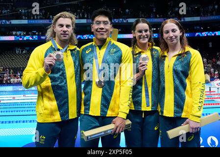 Paris, France. 03 août 2024. Les médaillés de bronze australiens Joshua Yong, l'australienne Mollie O'callaghan, l'australienne Kaylee McKeown et l'australien Matthew Temple célèbrent la cérémonie du podium du relais mixte 4x100m aux Jeux olympiques de Paris 2024 à l'Arena le Defense à Paris, France, le samedi 3 août 2024. Photo de Richard Ellis/UPI crédit : UPI/Alamy Live News Banque D'Images