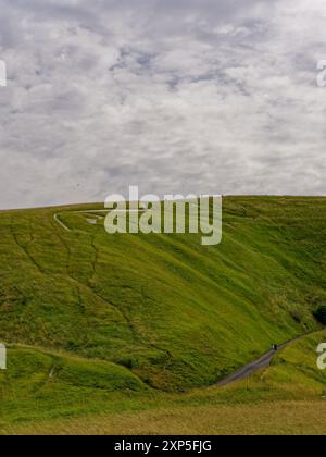 Figure de colline de cheval blanc d'Uffington avec des touristes au sommet et marchant le long des sentiers de Dragon Hill à Uffington, Oxfordshire, Angleterre, Royaume-Uni Banque D'Images