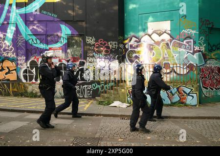 Csstle Park, Bristol, Royaume-Uni. 3 août 2024. Les antifascistes ont largement dépassé en nombre un groupe d'environ deux cents personnes à Bristol Caastle Park ce soir. Il y avait une forte présence policière, ainsi que des officiers et des maîtres-chiens. Alamy LIVE NEWS crédit : Natasha Quarmby/Alamy Live News Banque D'Images