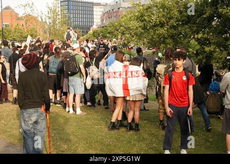 Csstle Park, Bristol, Royaume-Uni. 3 août 2024. Les antifascistes ont largement dépassé en nombre un groupe d'environ deux cents personnes à Bristol Caastle Park ce soir. Il y avait une forte présence policière, ainsi que des officiers et des maîtres-chiens. Alamy LIVE NEWS crédit : Natasha Quarmby/Alamy Live News Banque D'Images