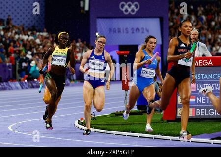 Paris, France. 03 août 2024. KOUNTA Muhammad Abdallah, MARAVAL Louise, ANDANT TEO, BROSSIER Amandine de France Athlétisme 4 x 400m Relais mixte lors des Jeux Olympiques Paris 2024 le 3 août 2024 au stade de France à Saint Denis, France - photo Gregory Lenormand/DPPI Media/Panoramic crédit : DPPI Media/Alamy Live News Banque D'Images