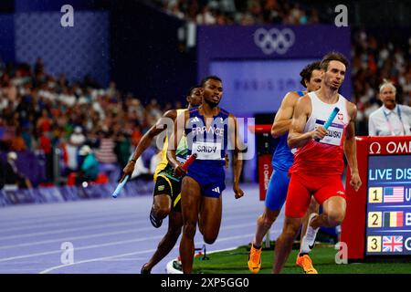 Paris, France. 03 août 2024. KOUNTA Muhammad Abdallah, MARAVAL Louise, ANDANT TEO, BROSSIER Amandine de France Athlétisme 4 x 400m Relais mixte lors des Jeux Olympiques Paris 2024 le 3 août 2024 au stade de France à Saint Denis, France - photo Gregory Lenormand/DPPI Media/Panoramic crédit : DPPI Media/Alamy Live News Banque D'Images