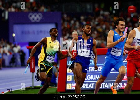 Paris, France. 03 août 2024. KOUNTA Muhammad Abdallah, MARAVAL Louise, ANDANT TEO, BROSSIER Amandine de France Athlétisme 4 x 400m Relais mixte lors des Jeux Olympiques Paris 2024 le 3 août 2024 au stade de France à Saint Denis, France - photo Gregory Lenormand/DPPI Media/Panoramic crédit : DPPI Media/Alamy Live News Banque D'Images