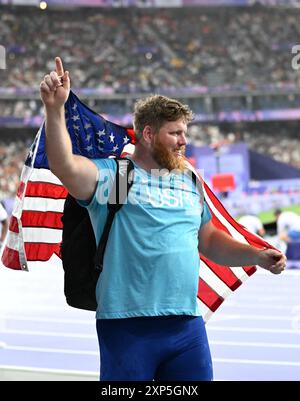 Paris, France, 3 août 2024. 3 août 2024 ; Jeux Olympiques de Paris, stade de France, Paris, France, jour 8 ; Athlétisme, Ryan Crouser de L'UTILISATION après avoir remporté le Mens Shot Putt Credit : action plus Sports images/Alamy Live News Banque D'Images