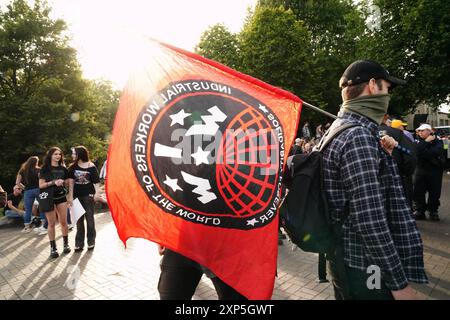 Csstle Park, Bristol, Royaume-Uni. 3 août 2024. Les antifascistes ont largement dépassé en nombre un groupe d'environ deux cents personnes à Bristol Caastle Park ce soir. Il y avait une forte présence policière, ainsi que des officiers et des maîtres-chiens. Alamy LIVE NEWS crédit : Natasha Quarmby/Alamy Live News Banque D'Images