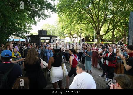 Csstle Park, Bristol, Royaume-Uni. 3 août 2024. Les antifascistes ont largement dépassé en nombre un groupe d'environ deux cents personnes à Bristol Caastle Park ce soir. Il y avait une forte présence policière, ainsi que des officiers et des maîtres-chiens. Alamy LIVE NEWS crédit : Natasha Quarmby/Alamy Live News Banque D'Images