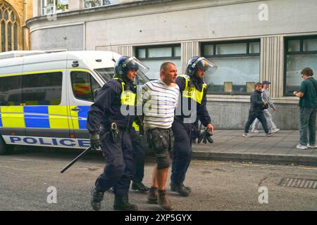 Csstle Park, Bristol, Royaume-Uni. 3 août 2024. Les antifascistes ont largement dépassé en nombre un groupe d'environ deux cents personnes à Bristol Caastle Park ce soir. Il y avait une forte présence policière, ainsi que des officiers et des maîtres-chiens. Alamy LIVE NEWS crédit : Natasha Quarmby/Alamy Live News Banque D'Images