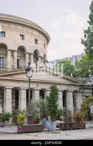 Palais sur la bataille de la place stalingrad dans la partie nord de paris. Maison ronde en bordure du parc de la villette un jour d'été Banque D'Images