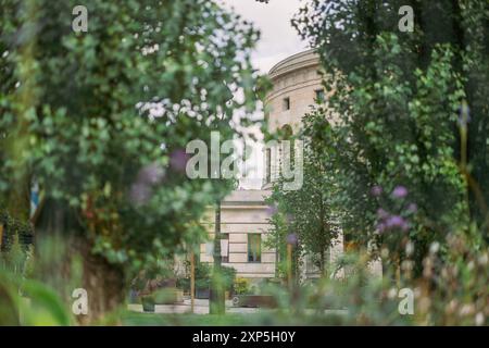 Palais sur la bataille de la place stalingrad dans la partie nord de paris. Maison ronde en bordure du parc de la villette un jour d'été Banque D'Images