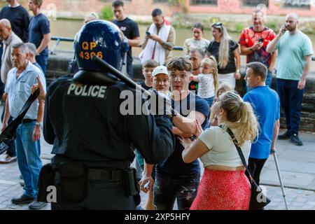 Bristol, Royaume-Uni. 3 août 2024. La police est photographiée alors qu’elle est confrontée à des militants d’extrême droite lors d’une manifestation Enough is Enough à Castle Park, dans le centre de Bristol. Des violences ont éclaté lors de manifestations similaires dans plusieurs villes anglaises à la suite d'un attentat à l'arme blanche qui a tué trois jeunes filles. La police de Bristol a reçu des pouvoirs supplémentaires pour arrêter, fouiller et disperser les gens afin d'éviter que des troubles éclatent entre le groupe d'extrême droite et les manifestants antiracistes qui ont organisé une contre-manifestation. Crédit : Lynchpics/Alamy Live News Banque D'Images