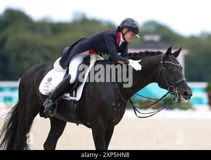 Versailles, France. 3 août 2024. Charlotte Fry de Grande-Bretagne Riding Glamourdale participe au Grand prix spécial d'équitation par équipe de dressage aux Jeux Olympiques de Paris 2024 à Versailles, France, le 3 août 2024. Crédit : Yang Lei/Xinhua/Alamy Live News Banque D'Images